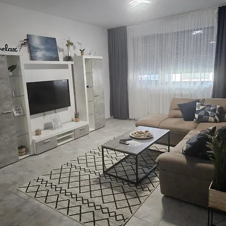 Summer Crib Mamaia-sat